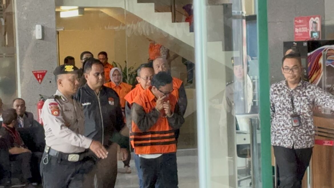 Mengejutkan Wamenaker Immanuel Ebenezer Muncul Pakai Rompi Oranye KPK