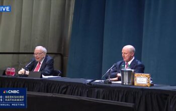 Warren Buffett Cash Pile: Fenomena Uang Tunai Terbesar di Dunia Bisnis