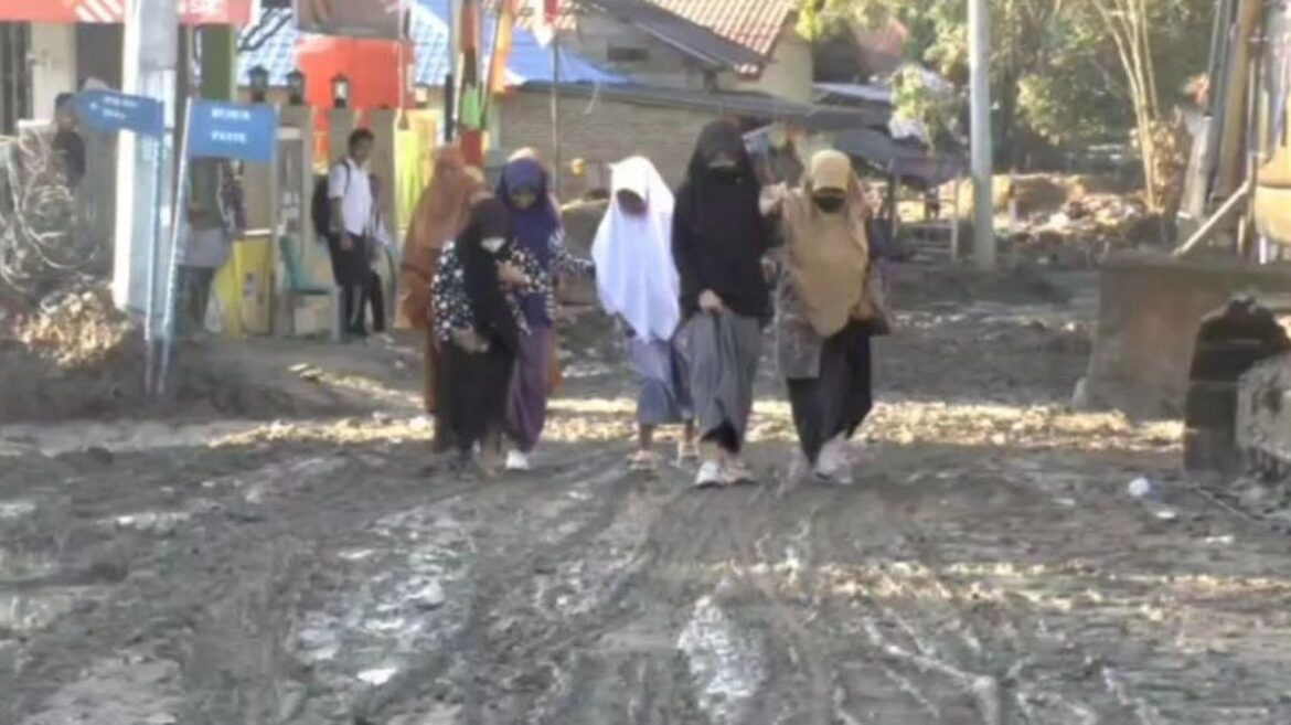 Siswa SMA Pidie Jaya Belajar di Tenda di Tengah Kondisi Darurat Pendidikan