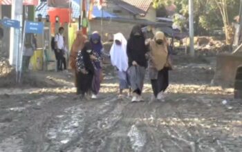 Siswa SMA Pidie Jaya Belajar di Tenda di Tengah Kondisi Darurat Pendidikan