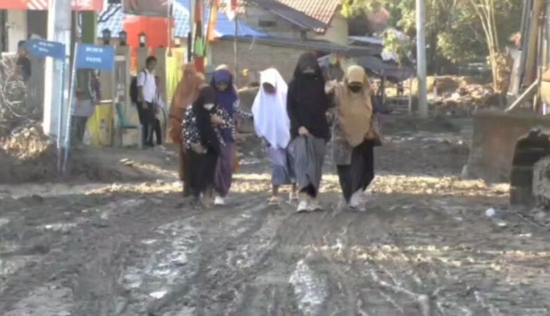 Siswa SMA Pidie Jaya Belajar di Tenda di Tengah Kondisi Darurat Pendidikan